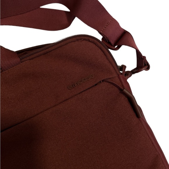 Incase 15*11” Laptop shoulder bag - Burgundy - Picture 3 of 11